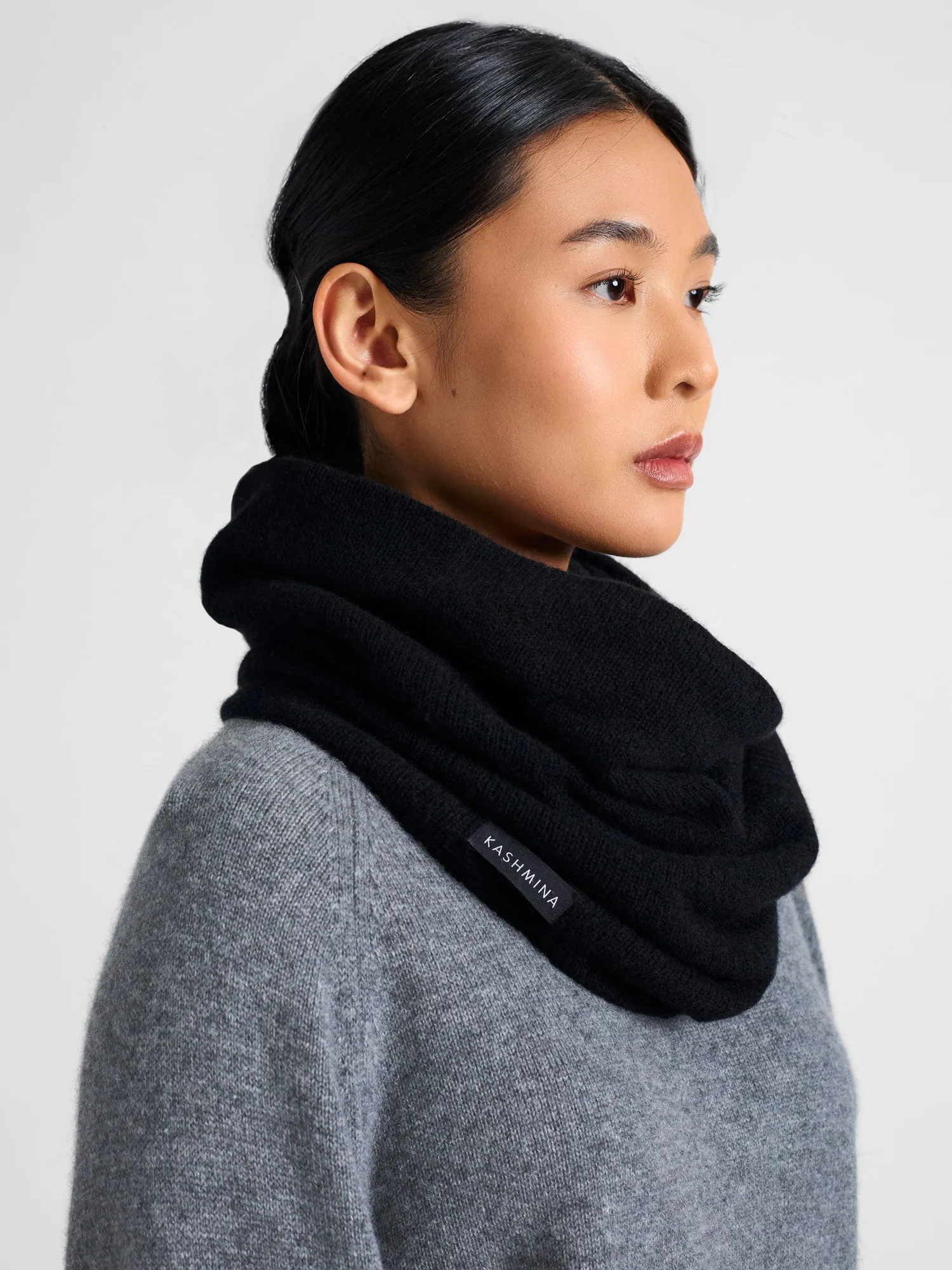 Cashmere snood "Eida" - black